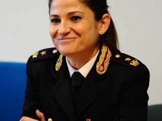 Ruba carta di credito di una donna e fa acquisti ad Assisi, scoperto da un negoziante