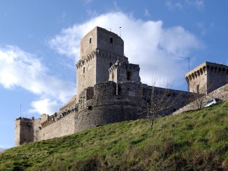 La Rocca Maggiore di Assisi illuminata dalle fiaccole