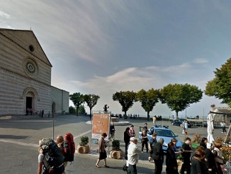 Tabaccheria svaligiata ad Assisi, è bastato distrarre la proprietaria