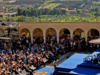 Assisi, Allevi dialoga con il vescovo l’appuntamento tra l’artista e Sorrentino nella piazza Inferiore