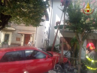Sbanda con l'auto è si schianta contro contatori, fuoriuscita di gas