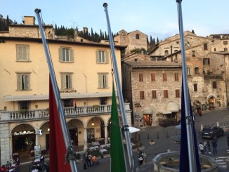 Attentati Parigi, Sindaco Assisi: "Bandiere a mezz’asta in segno di rispetto"