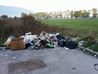 Preservativi e siringhe nella discarica del Caminaccio a Santa Maria degli Angeli