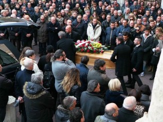 Morto Carlo Angeletti, un mare di folla a dare il saluto a "Il Tillo"