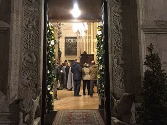 Aperta Porta San Rufino "Abbiamo tutti bisogno di perdono" Non è folklore, non è una domenica in più sul calendario, una festa in piazza, ma un momento storico