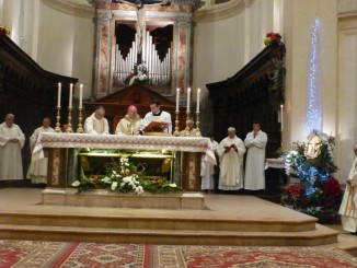 Natale, monsignor Sorrentino: “Niente porte chiuse, apriamo nostro cuore ai fratelli” Le parole del vescovo durante la veglia di Natale; in tanti alla messa a Nocera Umbra