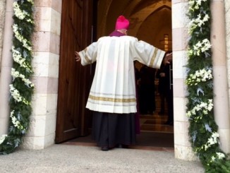 Assisi, il vescovo apre l'Atrio Santo