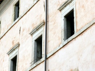 Palazzi storici in condizioni indegne ad Assisi Mentre si parla di rimborsi e di interessi personali, alcuni edifici sono nel degrado