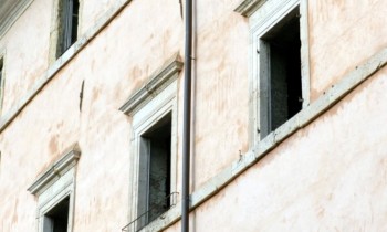 Palazzi storici in condizioni indegne ad Assisi Mentre si parla di rimborsi e di interessi personali, alcuni edifici sono nel degrado