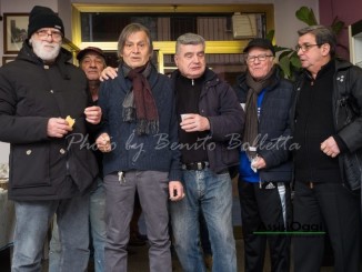 Enzo Eugeni chiude la sua bottega, festa per lo storico barbiere di Petrignano