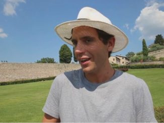 Mika visita a sorpresa la basilica ad Assisi [VIDEO]