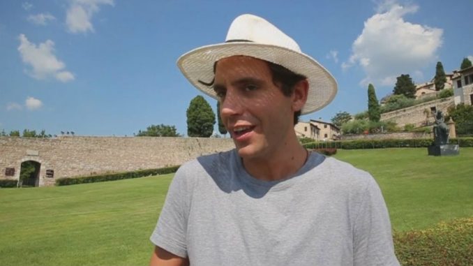 Mika visita a sorpresa la basilica ad Assisi [VIDEO]