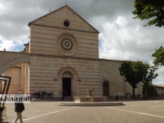 Si schianta con la macchina sull’arco della Basilica di Santa Chiara