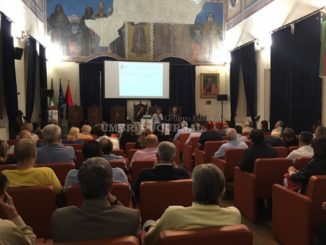 Assemblea pubblica Assisi, sala della Conciliazione gremita di cittadini