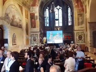 Papa ad Assisi, pranzo con profughi, torta per Bartolomeo I