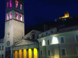 Assisi. La Torre del Popolo in Piazza del Comune illuminata di rosa