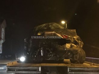 Incidente, vola giù con l'auto dal ponte di Petrignano, ferita ragazza