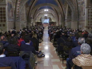 Philipe Daverio e la Basilica inferiore di Assisi, la chiesa colma di gente