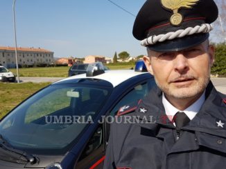 Si accascia a terra, carabinieri Assisi salvano anziana