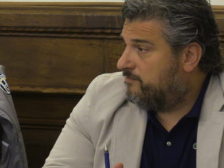 Lunghi bacchetta anche Leggio, e il Pentastellato replica