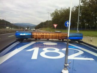 Auto si ribalta in un incidente stradale sulla 75 a Santa Maria degli Angeli, un ferito