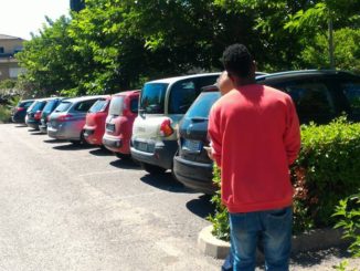 Parcheggiatore abusivo cerca di fuggire durante controllo, ma gli è andata male