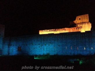 Illuminando di Blu la Torre campanaria e la Rocca Maggiore per Charlie Gard