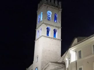 Assisi è per Charlie Gard, illuminata di blu la Torre campanaria