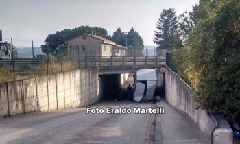 Furgone incastrato nel sottopassaggio tra Santa Maria e Tordandrea
