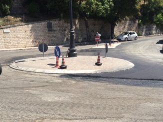 Rotatoria stradale Istituto Serafico Assisi, ultimi ritocchi