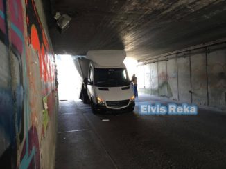 Furgone incastrato nel sottopassaggio tra Santa Maria e Tordandrea