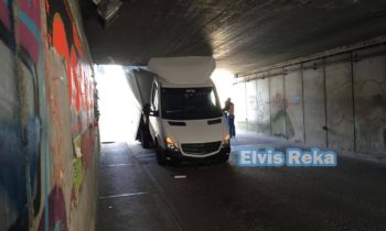 Furgone incastrato nel sottopassaggio tra Santa Maria e Tordandrea