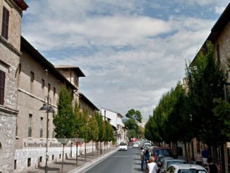 Assisi a corto di fiato economico e vivibilità, botteghe che chiudono