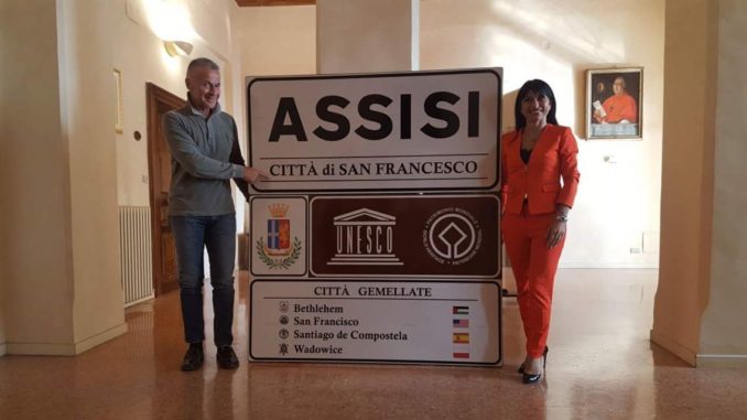cartellonistica assisi Restyling cartellonistica Assisi, Sindaco Proietti, i nuovo biglietti da visita