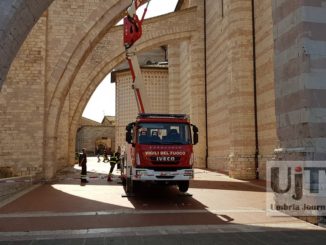 Vigili del fuoco puliscono gli arconi della Basilica di Santa Chiara ad Assisi