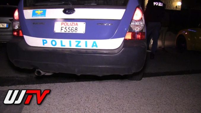 Spintoni e minacce a cliente e cameriere di un bar, due denunciati