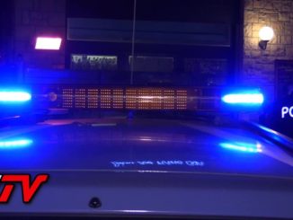 Due stranieri ubriachi, uno minaccia agente con bottiglia, arrestato