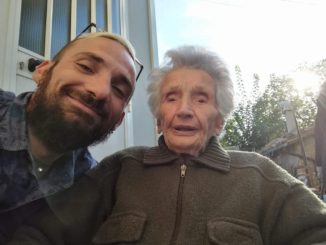 Alex Trabalza da nonna Peppina Fattori, sfrattata dalla casetta