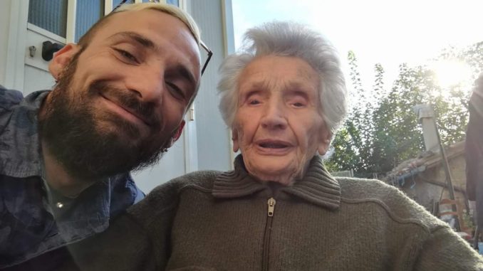 Alex Trabalza da nonna Peppina Fattori, sfrattata dalla casetta