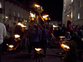 Festa San Francesco Assisi, la festa in piazza del Comune con musica e canti