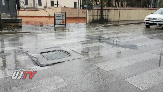 Puzza di fogna in via Giosuè Carducci a Santa Maria degli Angeli, guasto riparato