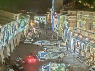 Natale ad Assisi, il video della piazza del comune illuminata con videomapping