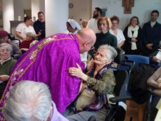 Natale all’insegna degli ultimi, il vescovo di Assisi visita le strutture di accoglienza