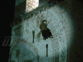 Epifania ad Assisi la Befana scende dalla Torre del Popolo