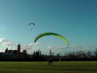 Befana a Rivotorto, il 6 gennaio la discesa della vecchietta in parapendio