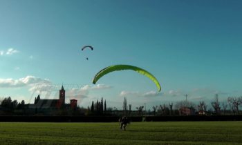 Befana a Rivotorto, il 6 gennaio la discesa della vecchietta in parapendio