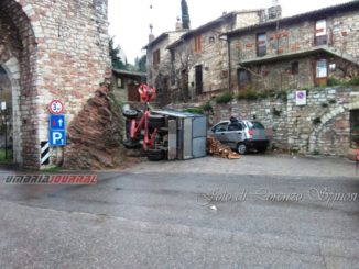 Camion che trasporta legna si ribalta ad Assisi, ore di lavoro per i vigili del fuoco