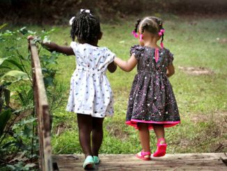 Consegna dei nuovi giochi per i bambini ad Assisi