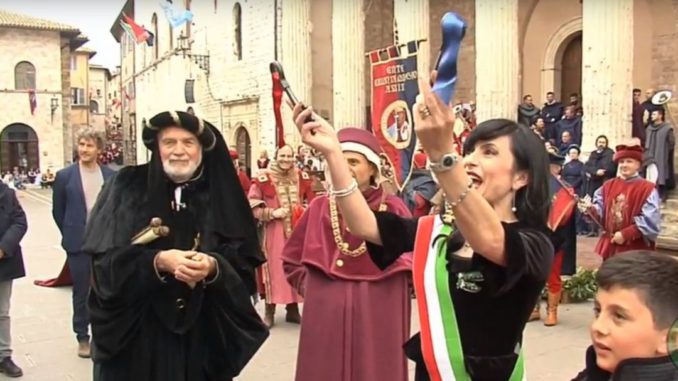 CONSEGNA-CHIAVI (8) Calendimaggio Assisi 2018, consegnate le Chiavi al Maestro de Campo