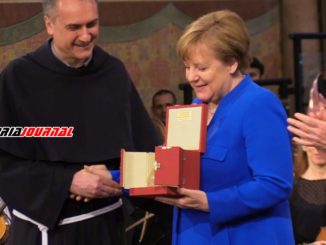 Angela Merkel riceve la lampada della pace, donata dai frati di Assisi